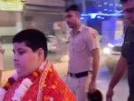 A video showing Abhinav Arora surrounded by police officers has gone viral on social media. 