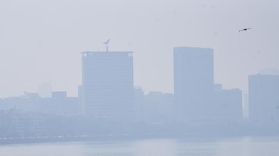 Mumbai experienced a 50.3% spike in PM2.5 levels post-Diwali, with concentrations rising from 57.46 µg/m³ on October 30 to 86.39 µg/m³ by November 1. (Vijay Bate/HT Photo)