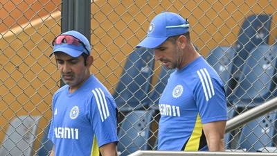 India's head coach Gautam Gambhir (L) and assistant coach Ryan Neil ten Doeschate (AFP)