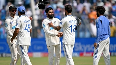 New Zealand's Ajaz Patel (3L) and Devon Conway (L) shake hands with India's Virat Kohli (2R) and captain Rohit Sharma (2L) (AFP) New Zealand's Ajaz Patel (3L) and Devon Conway (L) shake hands with India's Virat Kohli (2R) and captain Rohit Sharma (2L) (AFP)