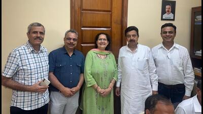 Community representatives with Haryana cabinet minister Rao Narbir Singh at the meeting on Sunday. (HT Photo) Community representatives with Haryana cabinet minister Rao Narbir Singh at the meeting on Sunday. (HT Photo)