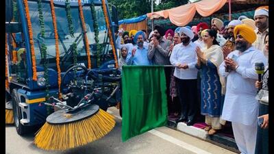 Held off since June 2021, mechanical sweeping will now also be done on B roads with the arrival of these machines from Italy. (HT File Photo) Held off since June 2021, mechanical sweeping will now also be done on B roads with the arrival of these machines from Italy. (HT File Photo)
