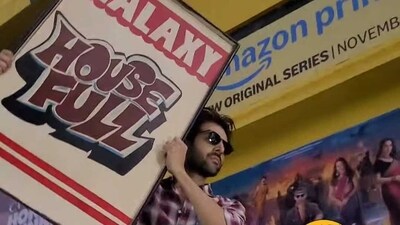 Kartik Aaryan poses with the housefull board at a screening of Bhool Bhuliayaa 3 in Mumbai Kartik Aaryan poses with the housefull board at a screening of Bhool Bhuliayaa 3 in Mumbai