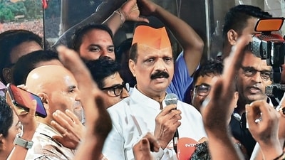 Mumbai, India. Oct 26, 2024: Shiv Sena workers gather in large numbers outside Sada Sarvankar office at Prabhadevi insisting that Sarvankar should not withdraw the candidature opposite Raj Thackeray's son Amit in Mahim constituency. BJP has appealed that Mahayuti should support Amit. Oct 26, 2024. (Photo by Raju Shinde/HT Photo) (Hindustan Times) Mumbai, India. Oct 26, 2024: Shiv Sena workers gather in large numbers outside Sada Sarvankar office at Prabhadevi insisting that Sarvankar should not withdraw the candidature opposite Raj Thackeray's son Amit in Mahim constituency. BJP has appealed that Mahayuti should support Amit. Oct 26, 2024. (Photo by Raju Shinde/HT Photo) (Hindustan Times)