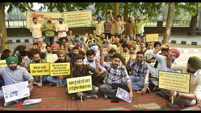 PAU students’ association members during a protest in Ludhiana on Monday. (Gurpreet Singh/Hindustan Times)