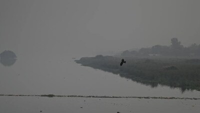 Smog engulfs the Yamuna. (RAJ K RAJ /HT PHOTO) Smog engulfs the Yamuna. (RAJ K RAJ /HT PHOTO)