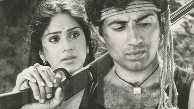 Meenakshi Seshadri worked with Sunny Deol in Dacait. Meenakshi Seshadri worked with Sunny Deol in Dacait.