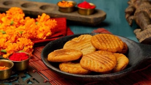 Thekua are made from whole wheat flour, jaggery, and ghee fried until they become golden brown and crispy. (Pinterest) Thekua are made from whole wheat flour, jaggery, and ghee fried until they become golden brown and crispy. (Pinterest)