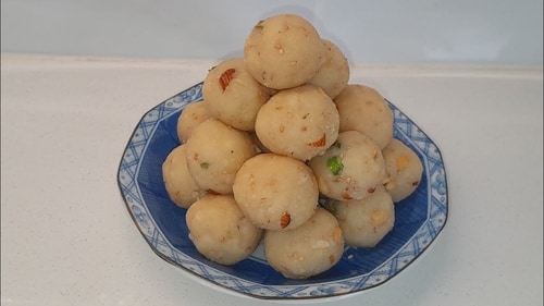 Rice flour ladoo is a sweet Indian treat made from roasted rice flour, jaggery, sesame seeds, and coconut. (Instagram) Rice flour ladoo is a sweet Indian treat made from roasted rice flour, jaggery, sesame seeds, and coconut. (Instagram)