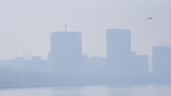 Mumbai experienced a 50.3% spike in PM2.5 levels post-Diwali, with concentrations rising from 57.46 µg/m³ on October 30 to 86.39 µg/m³ by November 1. (Vijay Bate/HT Photo)