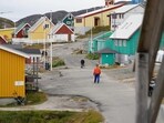 Greenland, an icy land whose rugged landscapes are bewitching, wants to attract more tourists, a paradox for a territory that is particularly vulnerable to global warming and whose geographical isolation means that many people have to take planes to get there. 