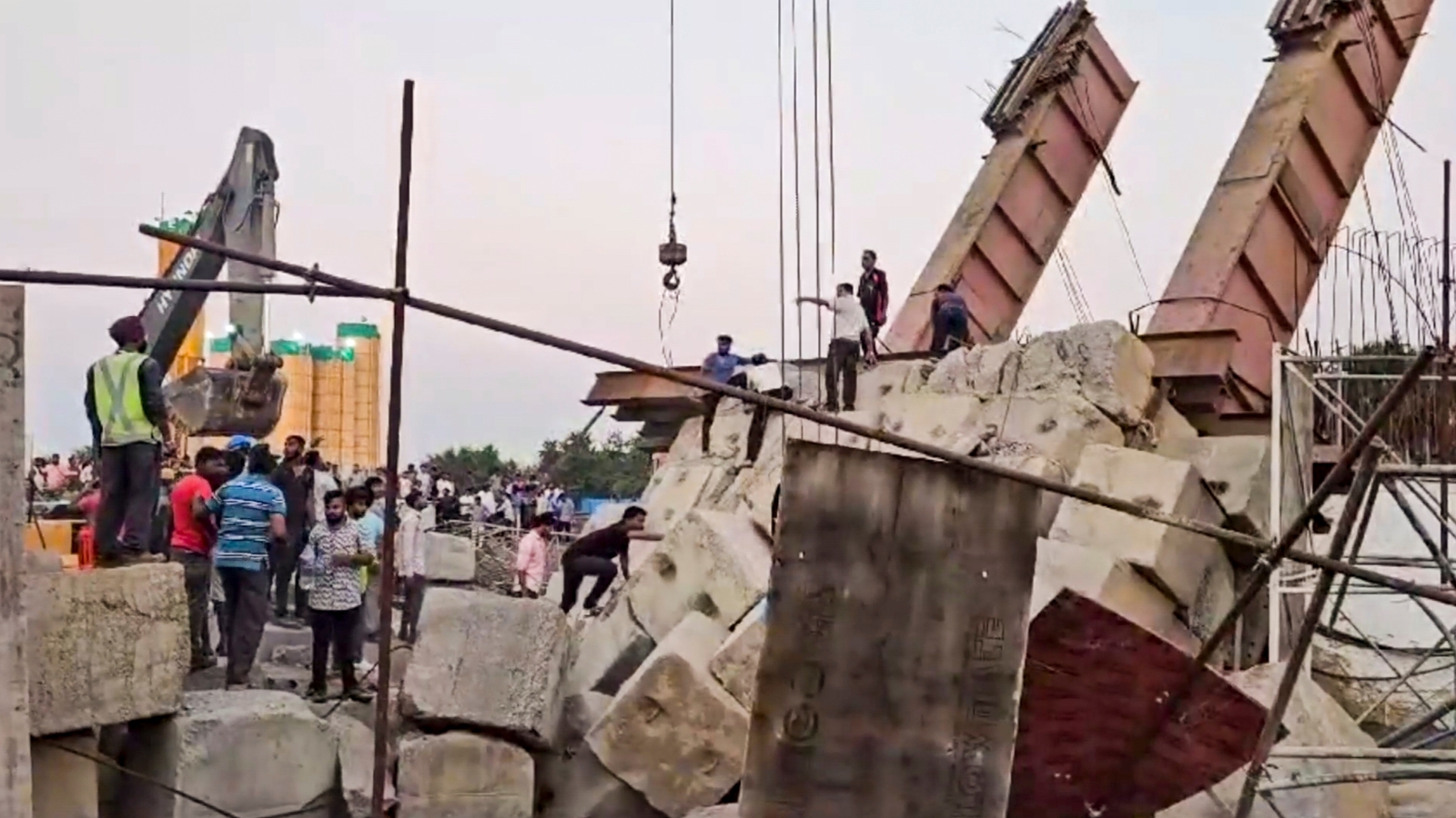 Gujarat: One worker dead in structure collapse at Mumbai-Ahmedabad bullet train construction site | Latest News India Gujarat: One worker dead in structure collapse at Mumbai-Ahmedabad bullet train construction site | Latest News India