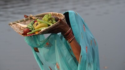 Devotees pray and offer prasad of fruit to the Sun God. (Photo by Sunil Ghosh / Hindustan Times) Devotees pray and offer prasad of fruit to the Sun God. (Photo by Sunil Ghosh / Hindustan Times)