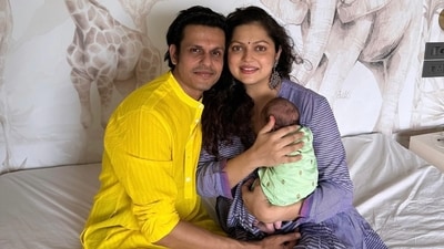 Niraj Khemka and Drashti Dhami posed with their daughter.