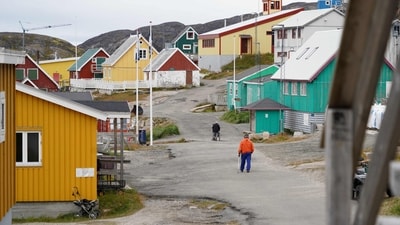 Greenland, an icy land whose rugged landscapes are bewitching, wants to attract more tourists, a paradox for a territory that is particularly vulnerable to global warming and whose geographical isolation means that many people have to take planes to get there. (Photo by James BROOKS / AFP) Greenland, an icy land whose rugged landscapes are bewitching, wants to attract more tourists, a paradox for a territory that is particularly vulnerable to global warming and whose geographical isolation means that many people have to take planes to get there. (Photo by James BROOKS / AFP)