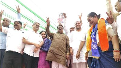 MP Vishal Patil declared his support for Congress rebel candidate and his sister-in-law Jayashree Patil in the upcoming assembly elections. (HT) MP Vishal Patil declared his support for Congress rebel candidate and his sister-in-law Jayashree Patil in the upcoming assembly elections. (HT)
