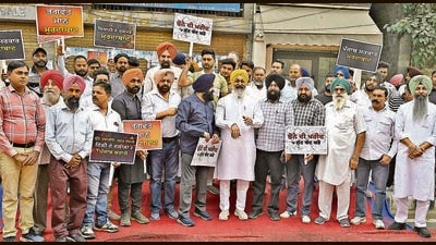 SAD leaders during the protest in Ludhiana on Tuesday. (Gurpreet Singh/Hindustan Times)