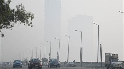 Smog seen engulfed in the early hours of the morning at Kalindi Kunj on Tuesday. (Sanchit Khanna/HT) Smog seen engulfed in the early hours of the morning at Kalindi Kunj on Tuesday. (Sanchit Khanna/HT)