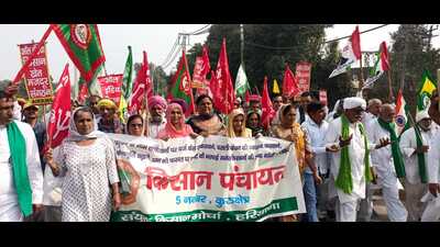 The protesting farmers staged a dharna in front of the barricades after which office in-charge Kailash Saini received a memorandum addressed to the CM for redressal of the grievances. (HT Photo) The protesting farmers staged a dharna in front of the barricades after which office in-charge Kailash Saini received a memorandum addressed to the CM for redressal of the grievances. (HT Photo)