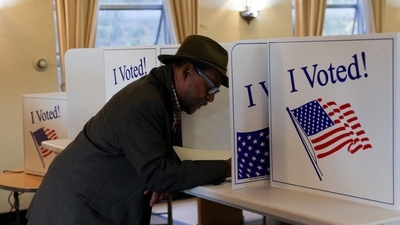 A man votes during the 2024 U.S. presidential election on Election Day, at a library in Pittsburgh, Pennsylvania, U.S., November 5, 2024. REUTERS/Jeenah Moon (REUTERS)