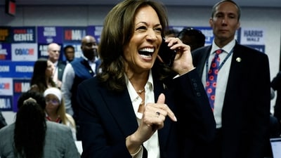 Democratic presidential nominee U.S. Vice President Kamala Harris calls voters in a last-minute campaign push at the Democratic National Committee (DNC) headquarters during the 2024 U.S. presidential election on Election Day in Washington, U.S., November 5, 2024. REUTERS/Evelyn Hockstein     TPX IMAGES OF THE DAY (REUTERS)