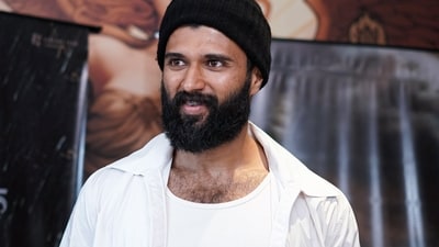Vijay Deverakonda injured his shoulder but continued shooting for his next. Vijay Deverakonda injured his shoulder but continued shooting for his next.