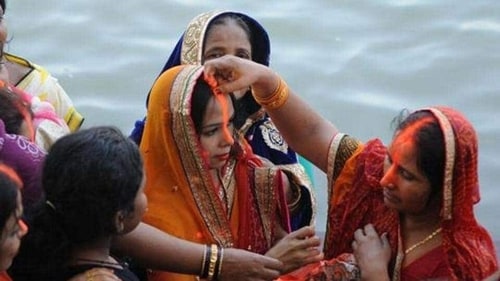 Married women celebrating Chhath Puja. (Subhankar Chakraborty/HT PHOTO) Married women celebrating Chhath Puja. (Subhankar Chakraborty/HT PHOTO)