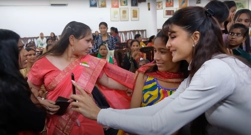 Jacqueliene Fernandez praised the efforts of Indian NGO, Udayan Care towards community service. Jacqueliene Fernandez praised the efforts of Indian NGO, Udayan Care towards community service.