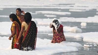 Devotees perform prayers in the polluted Yamuna River on the occasion of Chhath Puja in Noida. (Sunil Ghosh/HT file) Devotees perform prayers in the polluted Yamuna River on the occasion of Chhath Puja in Noida. (Sunil Ghosh/HT file)