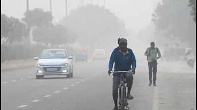 Commuters out on a hazy morning in Noida on Wednesday. (Sunil Ghosh/HT PHOTO) Commuters out on a hazy morning in Noida on Wednesday. (Sunil Ghosh/HT PHOTO)