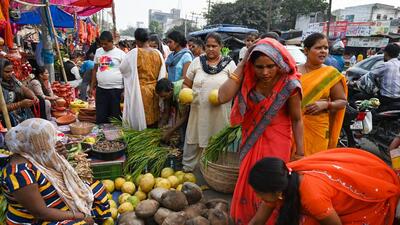 Devotees throng the Sector 5 market in Noida on Wednesday to make purchases for Chhath Puja. (Sunil Ghosh/HT Photo) Devotees throng the Sector 5 market in Noida on Wednesday to make purchases for Chhath Puja. (Sunil Ghosh/HT Photo)