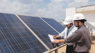 Engineers Optimizing the solar panel configuration at GE’s Green Lab.For Seema Singh’s Innovation series story Shoot happened on 5/05/10,pic by hemant mishra/mint Engineers Optimizing the solar panel configuration at GE’s Green Lab.For Seema Singh’s Innovation series story Shoot happened on 5/05/10,pic by hemant mishra/mint