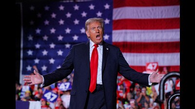 FILE PHOTO: Republican presidential nominee and former U.S. President Donald Trump attends his campaign rally at Macomb Community College in Warren, Michigan, U.S., November 1, 2024. REUTERS/Brian Snyder/File Photo (REUTERS) FILE PHOTO: Republican presidential nominee and former U.S. President Donald Trump attends his campaign rally at Macomb Community College in Warren, Michigan, U.S., November 1, 2024. REUTERS/Brian Snyder/File Photo (REUTERS)
