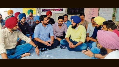 Former Dhuri MLA Dalvir Singh Goldy (in blue shirt) with the protesting students outside the vice-chancellor’s office on Panjab University campus on Wednesday morning. (Ravi Kumar/HT) Former Dhuri MLA Dalvir Singh Goldy (in blue shirt) with the protesting students outside the vice-chancellor’s office on Panjab University campus on Wednesday morning. (Ravi Kumar/HT)