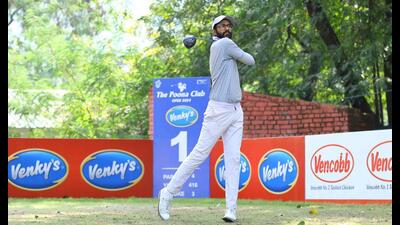 Karandeep Kochhar in action during the Poona Club Open being played at the Poona Golf Club, Pune. (HT Photo)