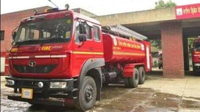 Ludhiana divisional fire officer Maninder Singh said that six to seven fire tenders were deployed, and the flames, which had engulfed the upper floors, were doused within an hour-and-a-half. (HT File)
