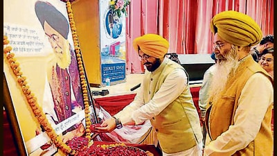 Panchayats, culture and industrial development minister Tarunpreet Singh Sond paying tribute to Surjit Patar in Ludhiana on Wednesday. (Manish/HT)