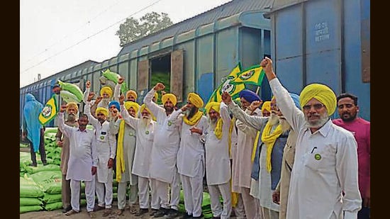 Farmers hold protest at Moga railway station. (HT Photo)