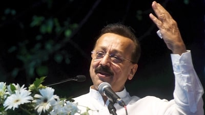 *EDS: FILE IMAGE** Mumbai: In this file photo, Baba Siddique addresses a gathering after joining NCP (Ajit Pawar), in Mumbai. NCP leader and former Maharashtra minister Baba Siddique died in hospital after being shot by three men in Mumbai's Bandra East area on Saturday night, officials said. (PTI Photo) (PTI10_12_2024_000464A) (PTI) *EDS: FILE IMAGE** Mumbai: In this file photo, Baba Siddique addresses a gathering after joining NCP (Ajit Pawar), in Mumbai. NCP leader and former Maharashtra minister Baba Siddique died in hospital after being shot by three men in Mumbai's Bandra East area on Saturday night, officials said. (PTI Photo) (PTI10_12_2024_000464A) (PTI)