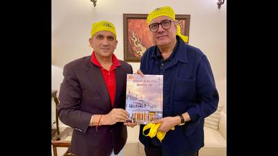 Bollywood actor Boman Irani releasing artwork by heritage promoter Harpreet Sandhu. (HT Photo)