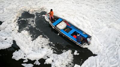 Delhi authorities spray chemicals to dissolve the toxic foam in the Yamuna at Kalindi Kunj on Thursday. (Sunil Ghosh/HT Photo) Delhi authorities spray chemicals to dissolve the toxic foam in the Yamuna at Kalindi Kunj on Thursday. (Sunil Ghosh/HT Photo)