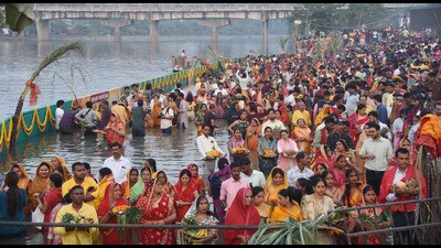 Devout perform Chhath Puja rituals at Laxman Mela Ground in Lucknow, on Thursday (HT Photo) Devout perform Chhath Puja rituals at Laxman Mela Ground in Lucknow, on Thursday (HT Photo)
