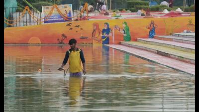 Jalkal staff spraying chemical to cleanse Gomti river at the Lakshman Mela ground on Thursday (Deepak Gupta/HT Photo) Jalkal staff spraying chemical to cleanse Gomti river at the Lakshman Mela ground on Thursday (Deepak Gupta/HT Photo)