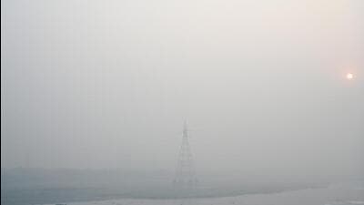 Low visibility across Delhi and the National Capital Region on Thursday due to heavy air pollution. (Sunil Ghosh/HT Photo) Low visibility across Delhi and the National Capital Region on Thursday due to heavy air pollution. (Sunil Ghosh/HT Photo)