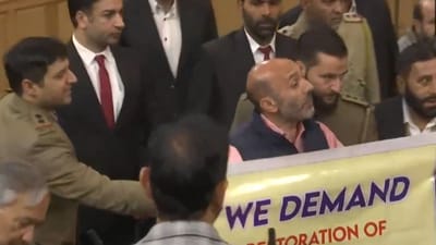 Jammu and Kashmir Awami Ittehad Party MLA Khurshid Ahmad Sheikh displaying a banner on Article 370 in J&K assembly. Jammu and Kashmir Awami Ittehad Party MLA Khurshid Ahmad Sheikh displaying a banner on Article 370 in J&K assembly.