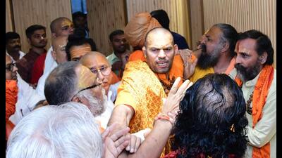The clashing seers at in the auditorium of Prayagraj Mela Authority office on Nov 7. (HT photo) The clashing seers at in the auditorium of Prayagraj Mela Authority office on Nov 7. (HT photo)