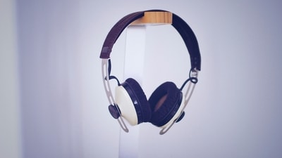 Experience pure sound with top noise cancelling headphones that are perfect for work, travel and relaxation. (Pexels)