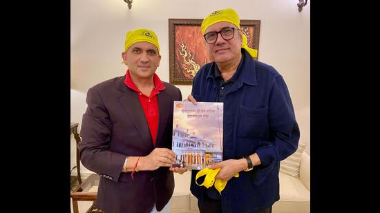 Bollywood actor Boman Irani releasing artwork by heritage promoter Harpreet Sandhu. (HT Photo)