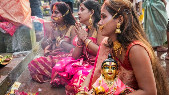Devotees perform ritual during Chhath Puja, in Kolkata.(PTI)