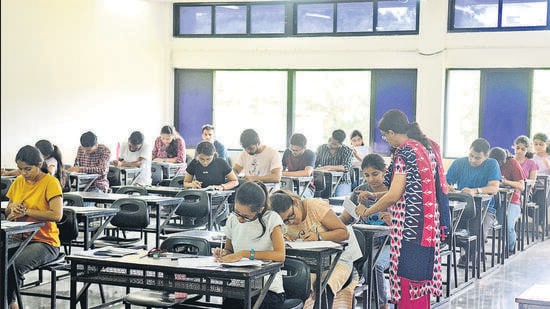 Students of in an exam hall in Pune. (Shankar Narayan/HT PHOTO)